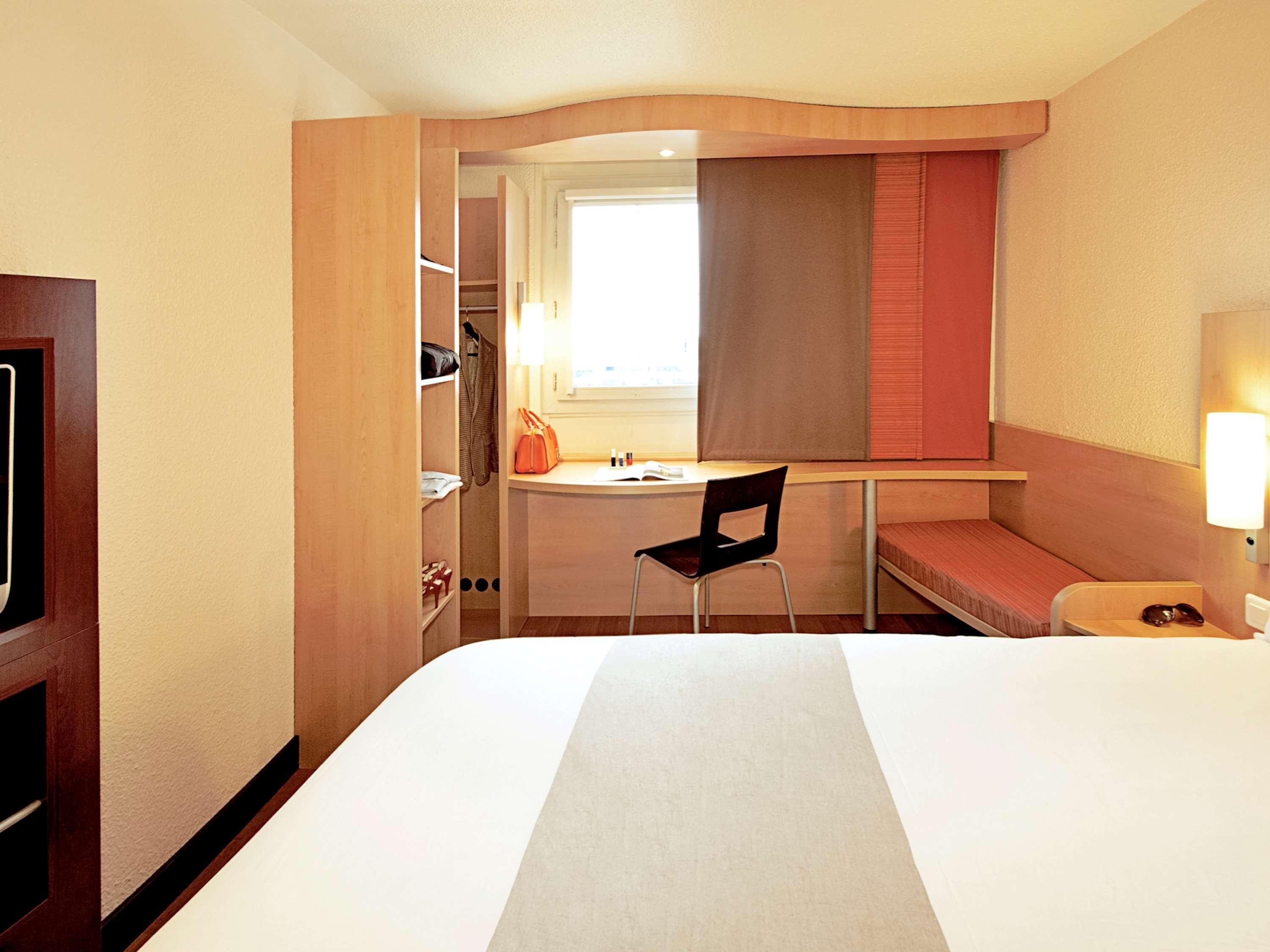 Ibis Hotel Koeln Airport Exteriör bild