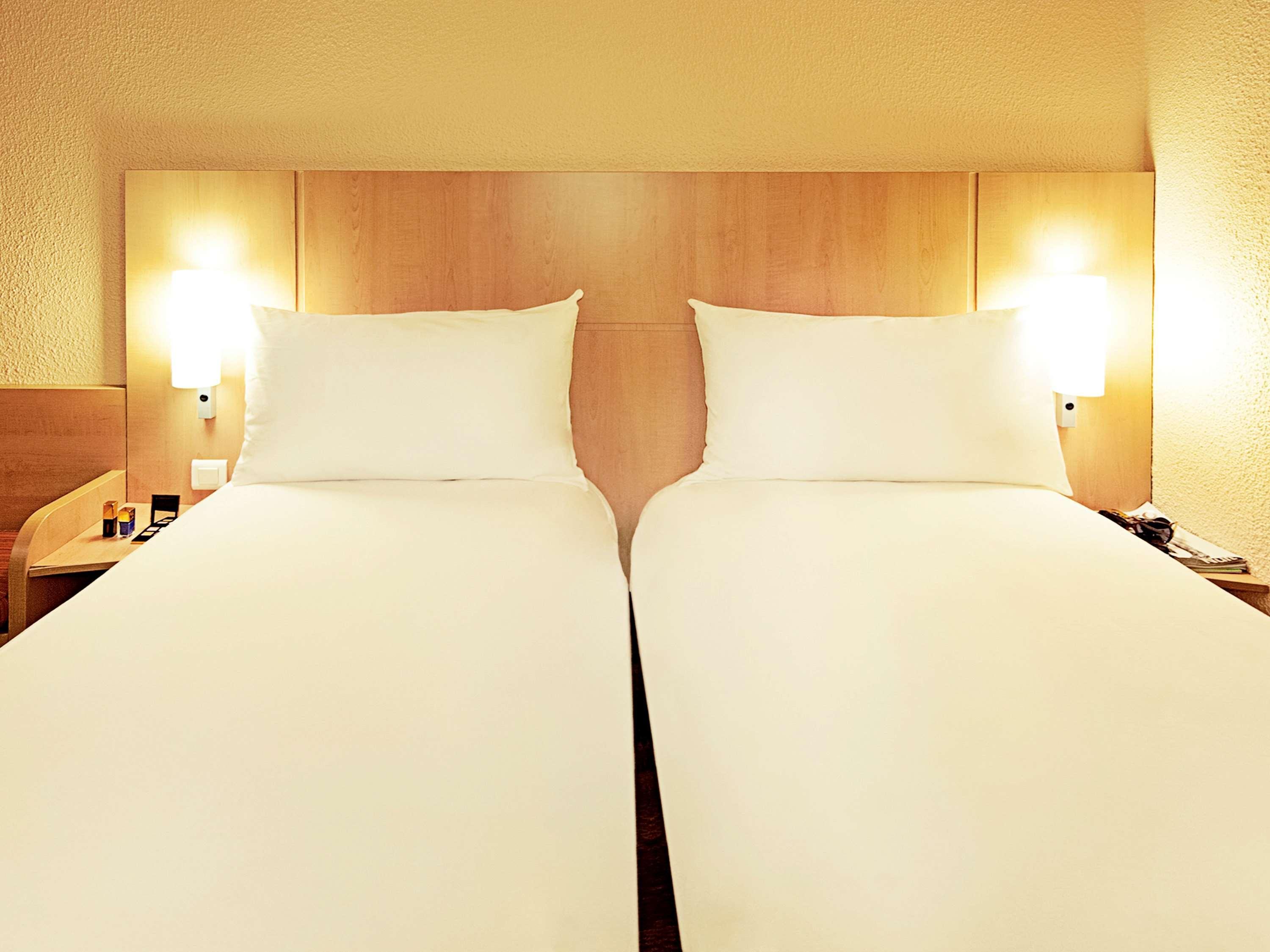 Ibis Hotel Koeln Airport Exteriör bild
